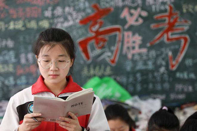 考生8次模考考砸高考逆袭652分，一次关于坚持与信念的旅程