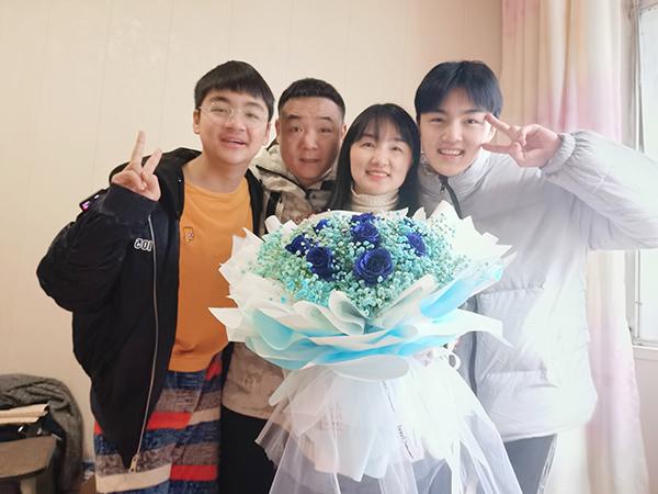 女子上班收到女儿高考成绩激动不已