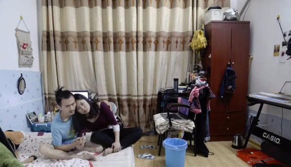出租房内的喜悦，一家人查到657分，喜极而泣