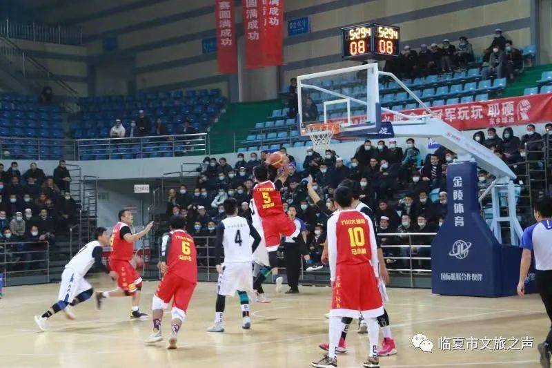 篮球赛现场，球迷与队员的冲突——一场失控的狂欢