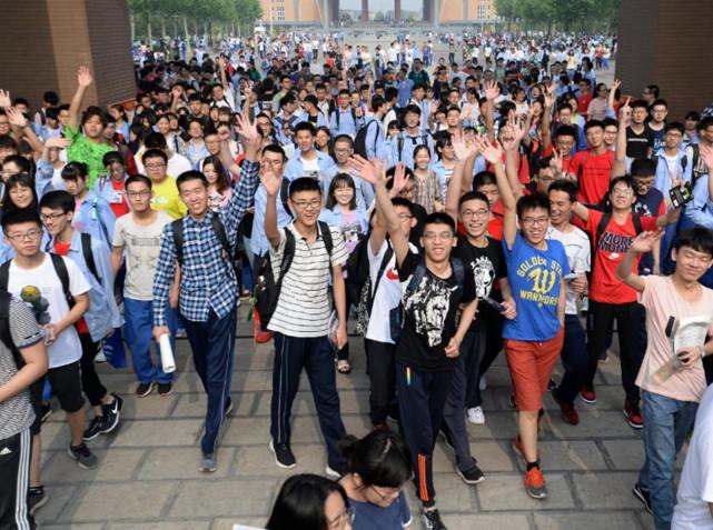 女生高考近700分，不比吃穿比学习