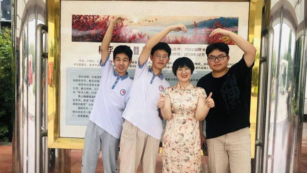 女生高考政治考出满分100，梦想与努力的完美碰撞