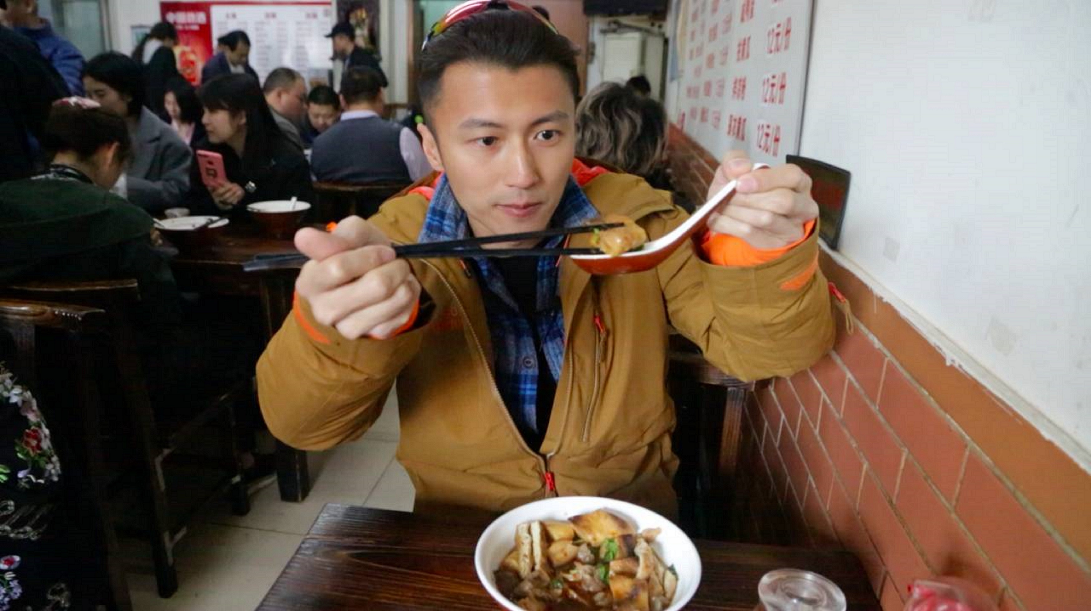 谢霆锋街头肉夹馍，味蕾与生活的邂逅