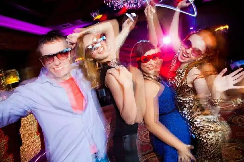 在家vs夜店视频直播，哪种更适合你的云蹦迪生活？