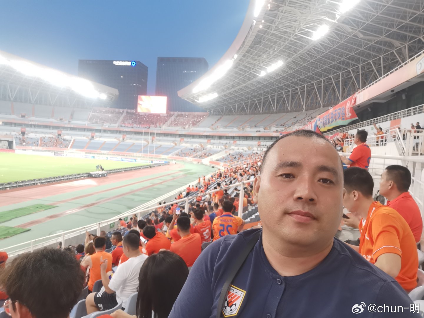 成都vs泰山球迷直播视频，一场足球，两种烟火气