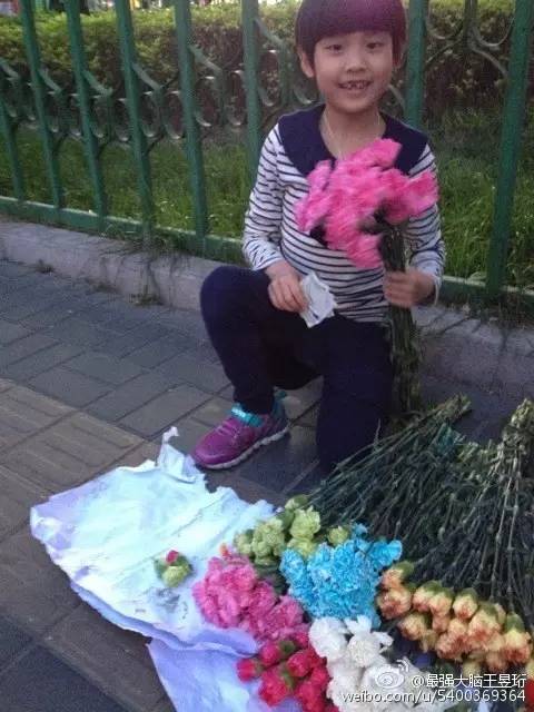 女儿从清华毕业，爸爸晒出17年对比照