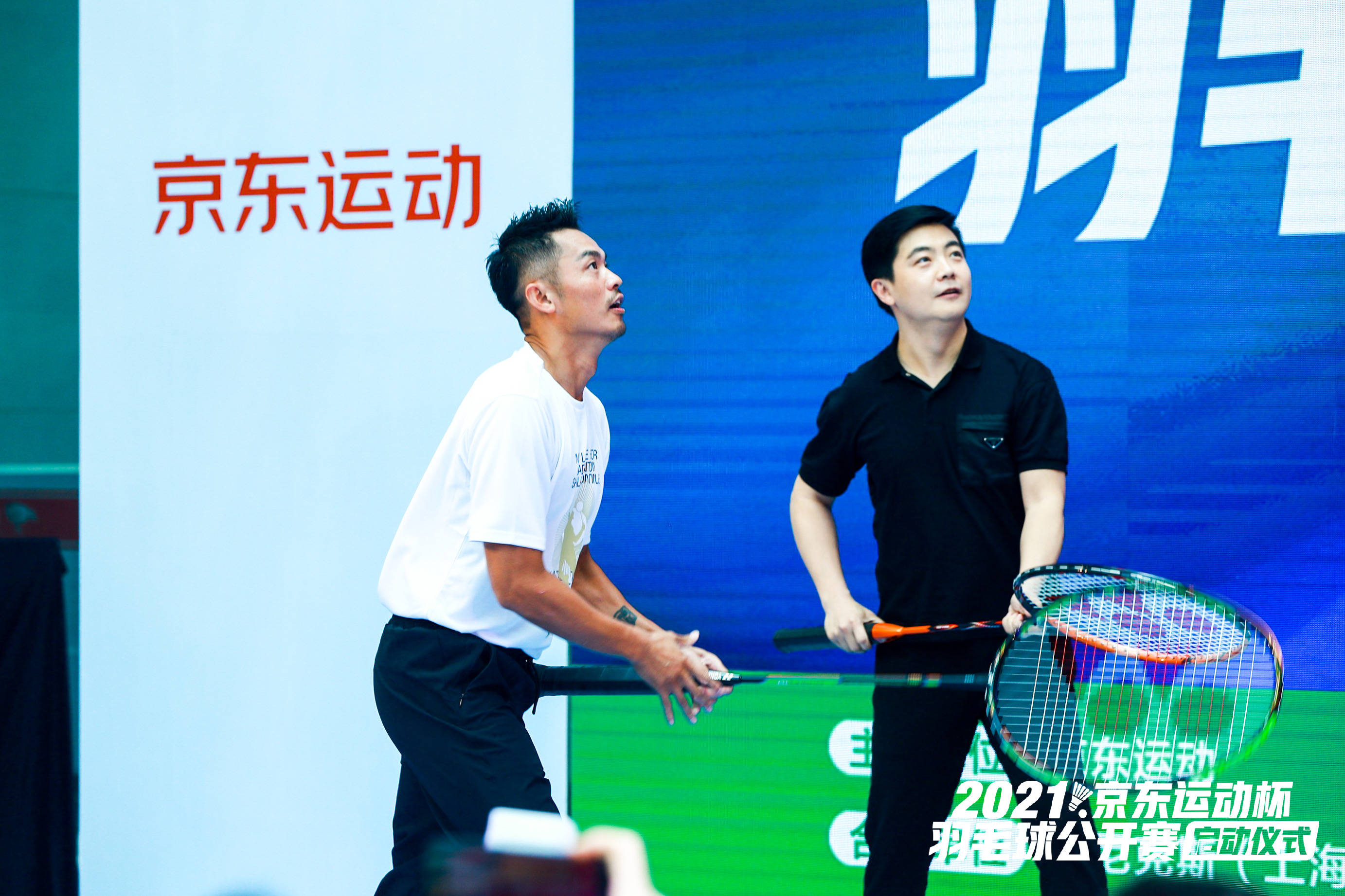 马路上的羽毛球赛，一场意外的全民运动与交警的智慧应对