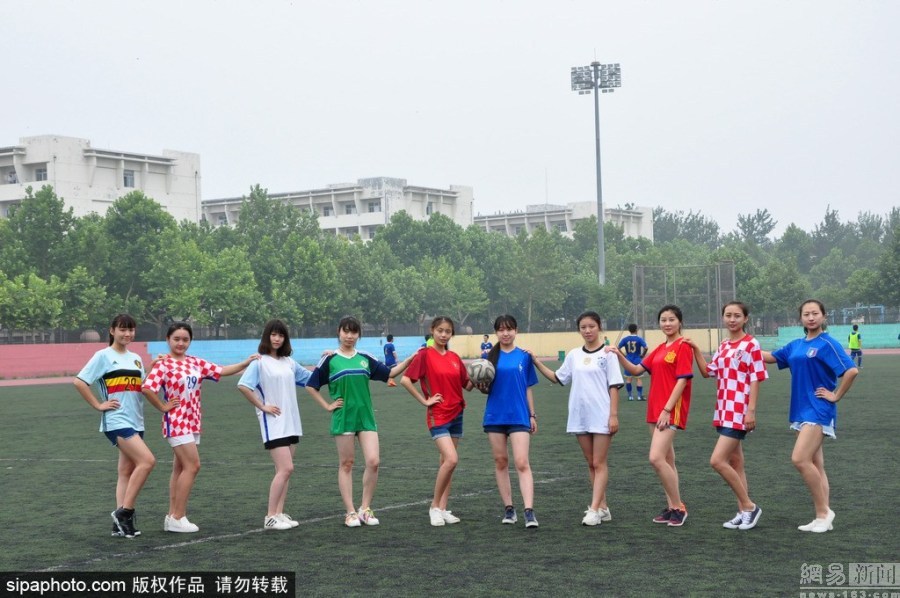 挪威球迷划船助威，一场别开生面的地震仪