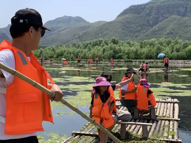 男子把桌子变竹筏转移80岁老父亲，一场爱的冒险
