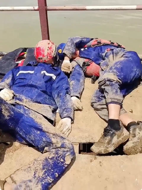 湖北遭龙卷风，消防员救灾后席地而睡