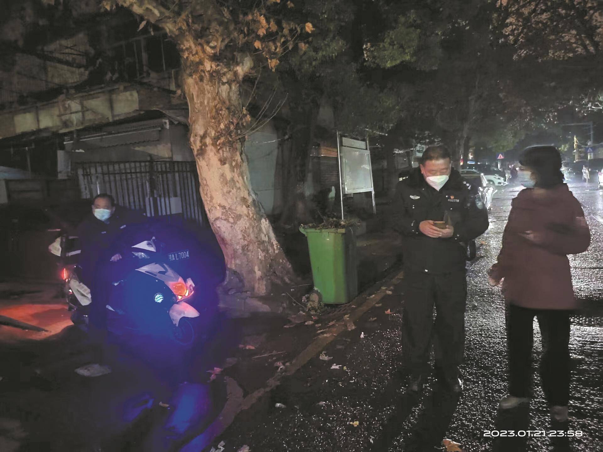退役军人在黑夜中为邻居照亮回家路
